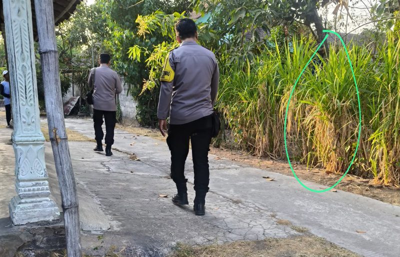 Aparat kepolisian setempat yang tiba di lokasi kejadian, langsung berupaya mengevakuasi jazad korban dibantu warga sekitar.