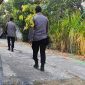 Aparat kepolisian setempat yang tiba di lokasi kejadian, langsung berupaya mengevakuasi jazad korban dibantu warga sekitar. 
