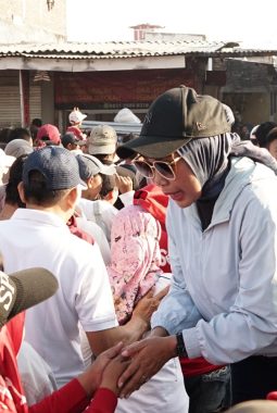 Ribuan Warga Meriahkan Jalan Sehat HUT RI di Pabean Sidoarjo, Hadiah Utama Umrah