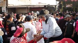 Ribuan warga mengikuti Gebyar Jalan Sehat di Desa Pabean, Kecamatan Sedati, Kabupaten Sidoarjo, Minggu (6/9/2026).