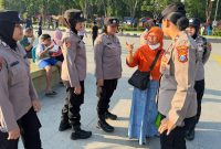 Polisi Wanita (Polwan) Polresta Sidoarjo menggelar patroli dan pengamanan Car Free Day (CFD) di kawasan Alun-Alun Sidoarjo, Minggu (13/9/2026).