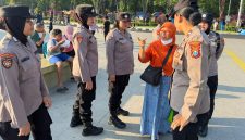 Polisi Wanita (Polwan) Polresta Sidoarjo menggelar patroli dan pengamanan Car Free Day (CFD) di kawasan Alun-Alun Sidoarjo, Minggu (13/9/2026).