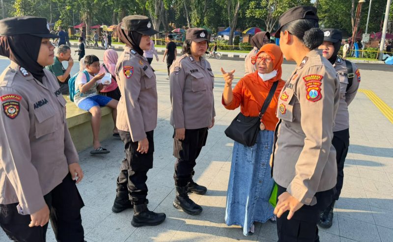 Polisi Wanita (Polwan) Polresta Sidoarjo menggelar patroli dan pengamanan Car Free Day (CFD) di kawasan Alun-Alun Sidoarjo, Minggu (13/9/2026).