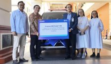 PT Bank Rakyat Indonesia (Persero) Tbk melalui BRI Region 12 Surabaya menyerahkan satu unit mobil ambulans kepada Rumah Sakit Katolik St. Vincentius A Paulo (RKZ) Surabaya.