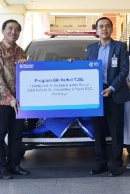 BRI Serahkan Ambulans ke RKZ Surabaya Lewat Program BRI Peduli TJSL