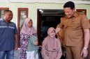 Bupati Sidoarjo Subandi menyerahkan bantuan kursi roda kepada penyandang disabilitas.