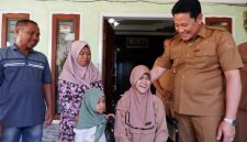Bupati Sidoarjo Subandi menyerahkan bantuan kursi roda kepada penyandang disabilitas.