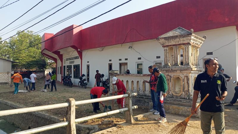 Sejumlah petugas terlihat menyapu, mengumpulkan sampah, dan membersihkan area sekitar saluran air.