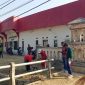 Sejumlah petugas terlihat menyapu, mengumpulkan sampah, dan membersihkan area sekitar saluran air.