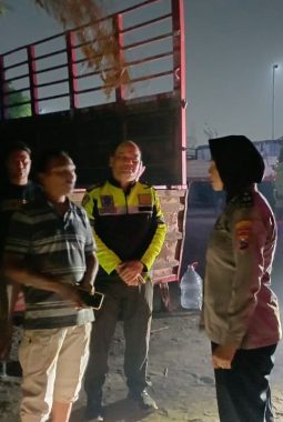 Api Bakar Lahan Kosong di Watugolong, Polsek Krian dan PMK Padamkan Kebakaran
