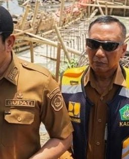 Sidak Jembatan Candinegoro, Bupati Subandi Tekankan Kualitas dan Ketepatan Waktu