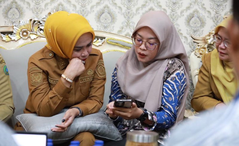 •	Wabup Sidoarjo Mimik Idayana mendukung perpustakaan digital sekolah untuk memperluas akses bacaan dan meningkatkan literasi siswa.