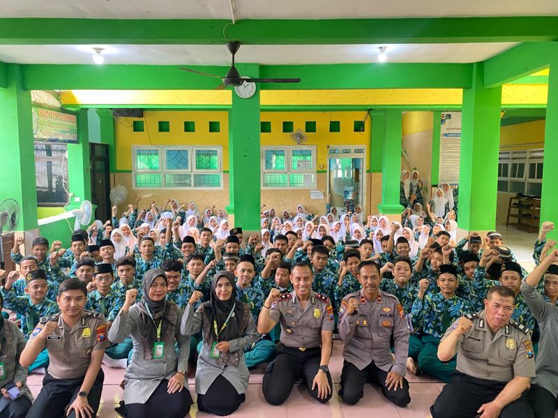 Sat Binmas Polresta Sidoarjo memberikan edukasi kepada pelajar MA Nurul Huda, Kalanganyar, Sedati, Sidoarjo, Kamis (8/10/2026).